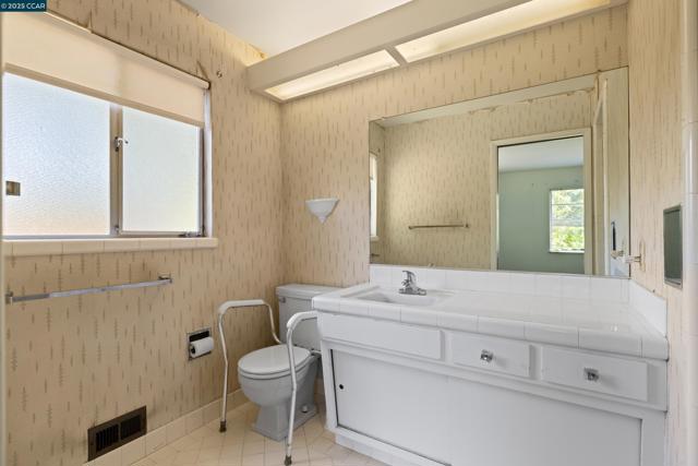 18 Garden Estates Ct, Alamo CA: https://media.crmls.org/mediaz/c7d16921-5cc7-4b21-baf8-338a344077fa.jpg