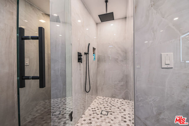 133 S Oakhurst Drive, Beverly Hills CA: https://media.crmls.org/mediaz/c7d1fe06-3c19-4ea2-a332-26d54a2e4e4b.jpg
