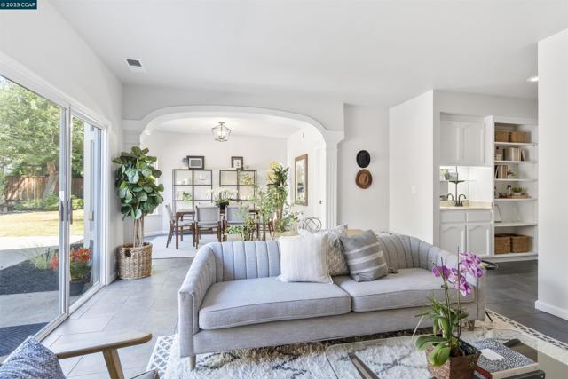 5 Stuart Place, Danville CA: https://media.crmls.org/mediaz/c7d28976-ecb4-4e08-8724-89040aa4921a.jpg