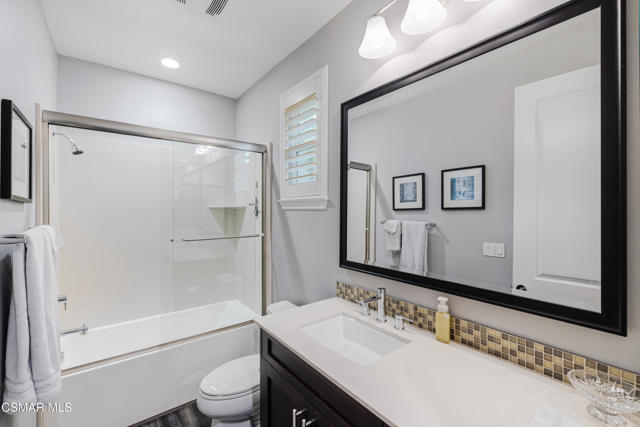 6923 Ridgemark Court, Moorpark CA: https://media.crmls.org/mediaz/c7d2d19c-0964-42bf-b290-f9f736d8e6fc.jpg