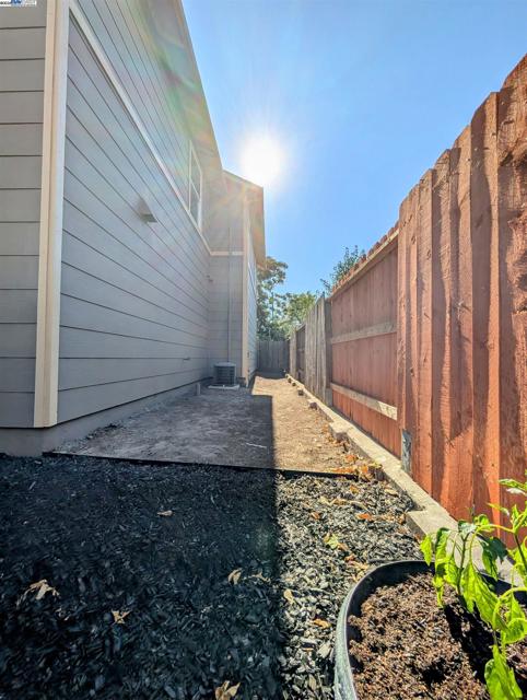 158 Fairview Ave, Bay Point CA: https://media.crmls.org/mediaz/c7d2e356-69bb-4c35-b053-1c563a3ee92e.jpg