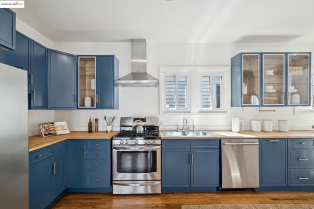 319 E 17Th St, Oakland CA: https://media.crmls.org/mediaz/c7d3267d-23f5-42e2-b9f2-34a496ab0a3d.jpg