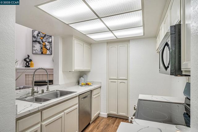 7464 Oxford Cir, Dublin CA: https://media.crmls.org/mediaz/c7d32e60-f63f-472a-b1ac-28bf833cef50.jpg