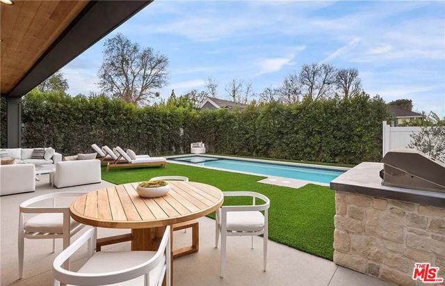 4453 Gentry Avenue, Valley Village CA: https://media.crmls.org/mediaz/c7d4706b-e3d3-4af9-8f04-9f6312086861.jpg