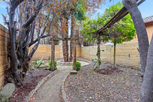 857 Athens Ave, Oakland CA: https://media.crmls.org/mediaz/c7d57cc9-2aec-4fe1-919c-2cd3b1395dee.jpg