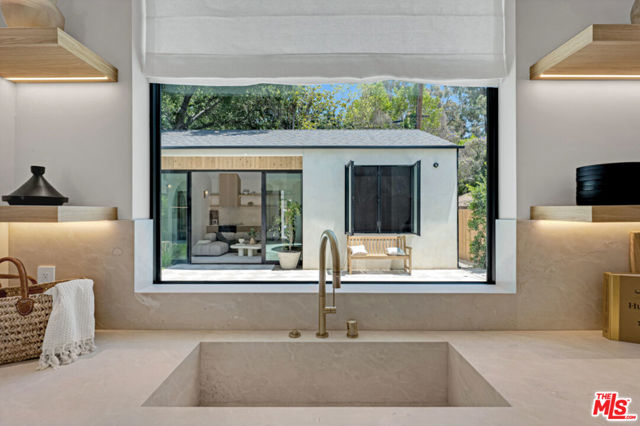 4046 Shadyglade Avenue, Studio City CA: https://media.crmls.org/mediaz/c7d60722-7f35-40f4-9a4d-ebd81536378d.jpg