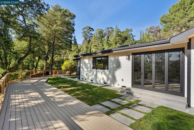 17 Julianne Ct, Walnut Creek CA: https://media.crmls.org/mediaz/c7d68ebd-11f4-4b25-b7b1-e82f21cf6610.jpg
