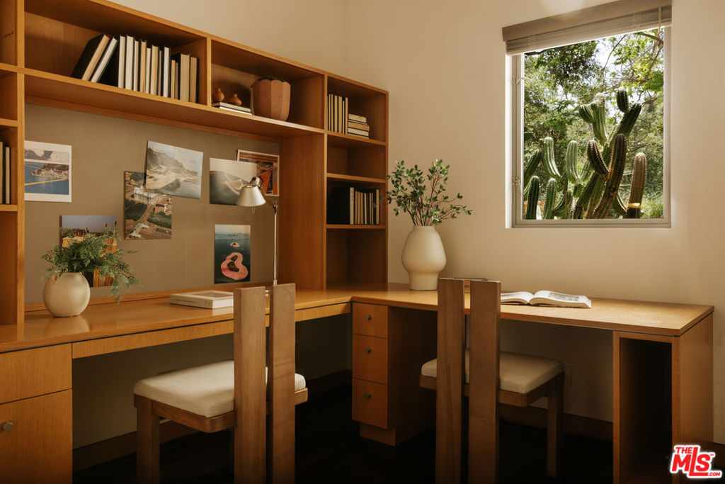 https://media.crmls.org/mediaz/c7d69c98-f979-4f1c-ac75-d0af51b37e8e.jpg?preset=X-Large