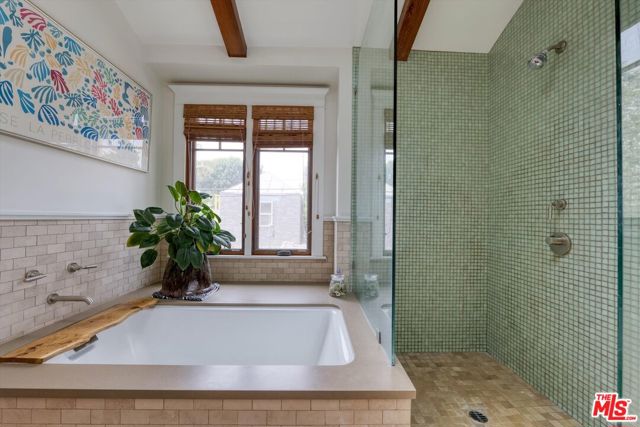 933 W Venezia Avenue, Venice CA: https://media.crmls.org/mediaz/c7d6a6c4-929b-4af4-b250-ddd7eab0c372.jpg