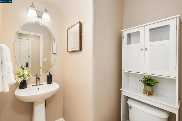 9752 Belladonna Dr, San Ramon CA: https://media.crmls.org/mediaz/c7d6be16-1a53-44c8-a4da-11bb56d1e838.jpg