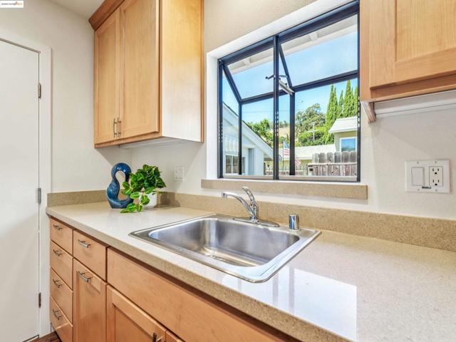 589 Evangeline Way, Hayward CA: https://media.crmls.org/mediaz/c7d70d94-2707-4406-8af7-da3359e3424d.jpg