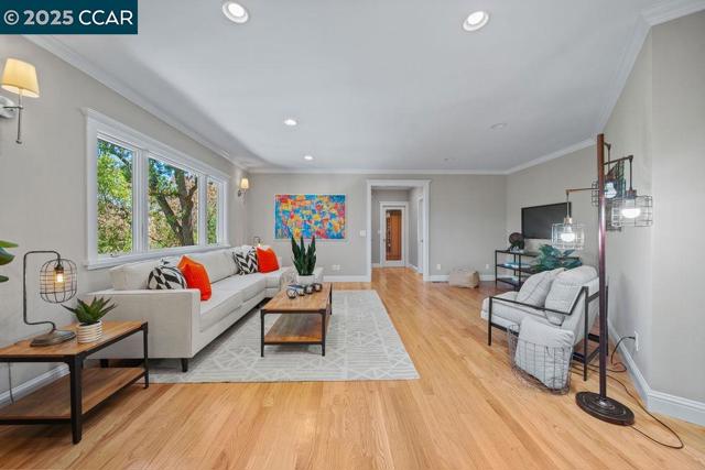 921 Foye Drive, Lafayette CA: https://media.crmls.org/mediaz/c7d7247c-dd19-4d58-b31d-4ec3acfe153a.jpg