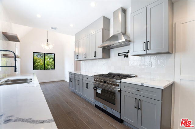 449 S Citrus Avenue, Los Angeles CA: https://media.crmls.org/mediaz/c7d75bf6-a546-4a28-b8a0-bfcfda80861e.jpg