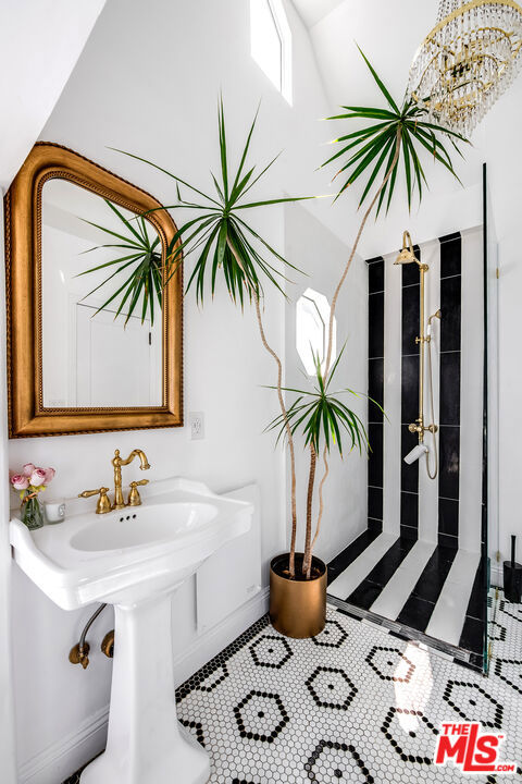 https://media.crmls.org/mediaz/c7d7822c-62dc-4025-be01-0e53ab218faa.jpg?preset=X-Large