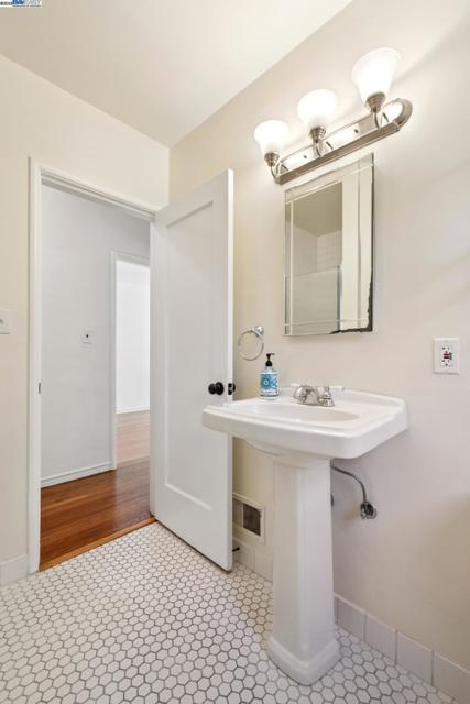 1658 Gouldin Rd, Oakland CA: https://media.crmls.org/mediaz/c7d7f294-fb20-4e39-9015-bbf3e6bd7156.jpg