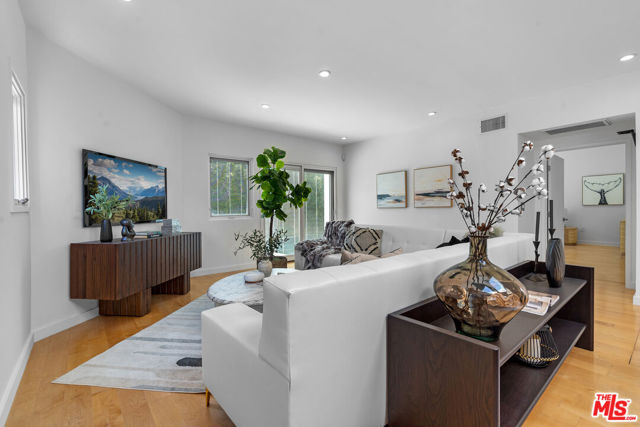 321 S Linden Drive, Beverly Hills CA: https://media.crmls.org/mediaz/c7d89947-699e-4cf4-9bb3-7d82363b318b.jpg
