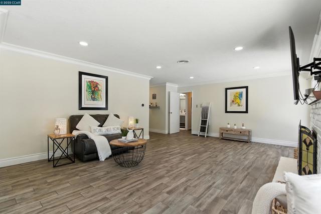 1201 Valle Vista Ave, Vallejo CA: https://media.crmls.org/mediaz/c7d8a162-cc2e-4c5a-b81d-256848c64810.jpg