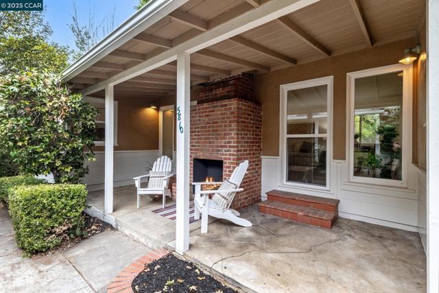5810 Estates Dr, Oakland CA: https://media.crmls.org/mediaz/c7d94c2a-fb66-4936-9502-63a6fe25e7e0.jpg