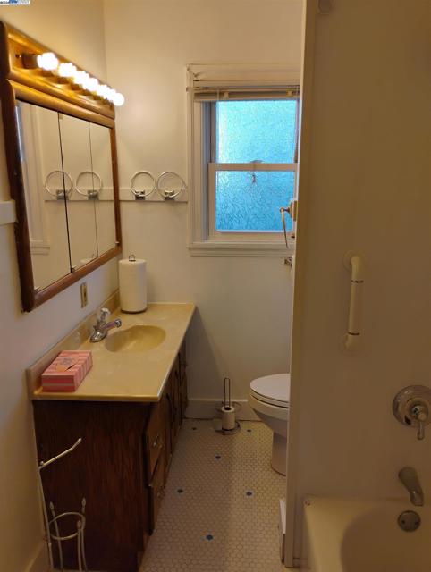 2621 66th Avenue, Oakland CA: https://media.crmls.org/mediaz/c7d9777e-8a12-4518-bd67-aa3d15beca86.jpg