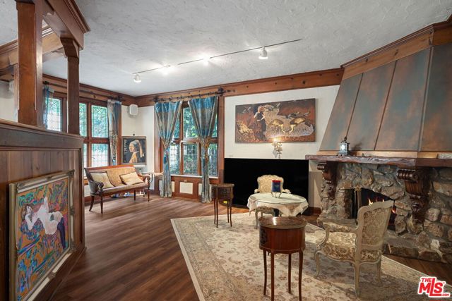 1610 N Beverly Drive, Beverly Hills CA: https://media.crmls.org/mediaz/c7d9e77a-e043-4a64-9643-3ab56f09624d.jpg