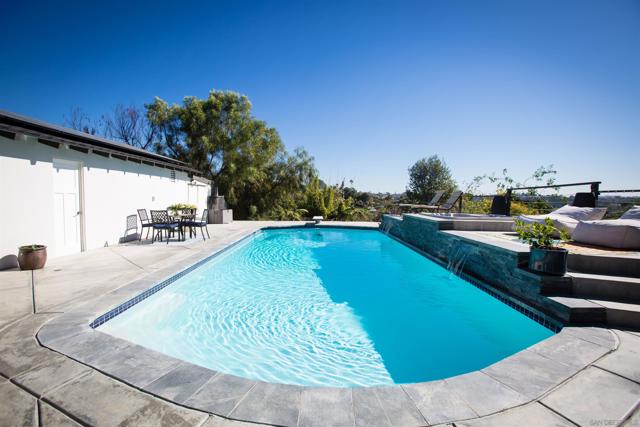 455 Glencrest Dr, Solana Beach CA: https://media.crmls.org/mediaz/c7da6ccb-4889-4665-90e7-00f34ba76d6e.jpg