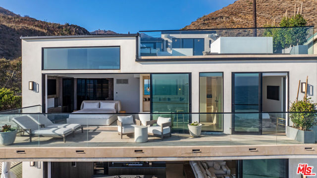 18954 Pacific Coast Highway, Malibu CA: https://media.crmls.org/mediaz/c7dacd2d-2499-4c5f-8705-b919c228bc3f.jpg