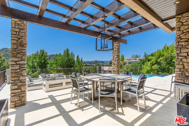 2175 Summitridge Drive, Beverly Hills CA: https://media.crmls.org/mediaz/c7dbedde-a26e-4112-9083-edba51ea8b8a.jpg