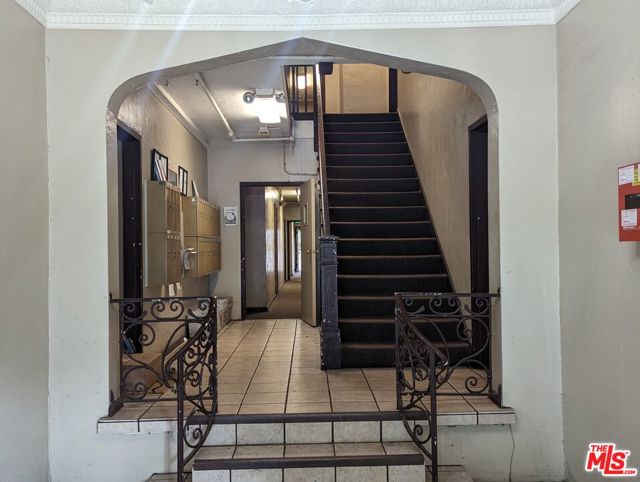 607 S Dunsmuir Avenue, Los Angeles CA: https://media.crmls.org/mediaz/c7dc7173-7163-4d98-ab31-26ae67fb50a8.jpg