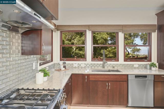 3981 Amyx Ct, Hayward CA: https://media.crmls.org/mediaz/c7dcd663-2c5d-4009-8609-418b76dede84.jpg