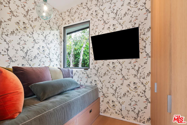 431 W Rustic Road, Santa Monica CA: https://media.crmls.org/mediaz/c7dd376e-f6c1-4af3-b66a-a601ff3e006c.jpg
