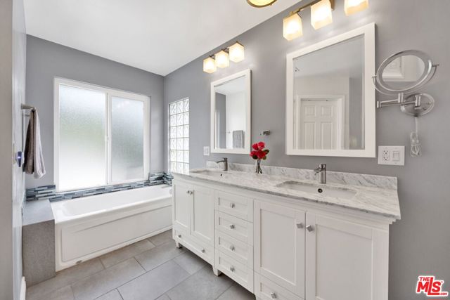 28461 Driver Avenue, Agoura Hills CA: https://media.crmls.org/mediaz/c7dd3ab3-5849-4986-b949-1c8a54251734.jpg