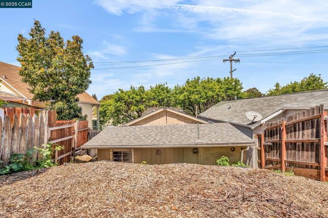 2150 35Th Ave, Oakland CA: https://media.crmls.org/mediaz/c7dd77ef-7603-4599-bb72-f6f7384c1445.jpg