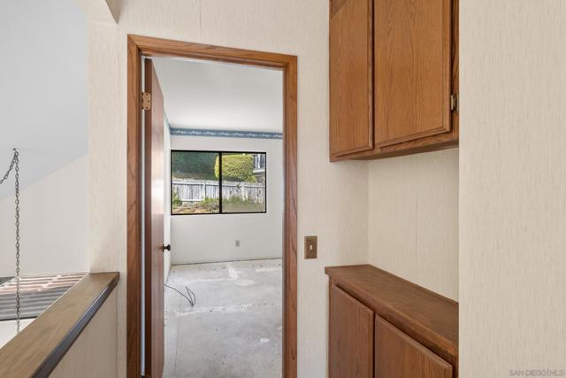 2818 Forest View Way, Carlsbad CA: https://media.crmls.org/mediaz/c7decb39-25ec-4d82-9972-8dc27c34d033.jpg