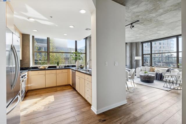 311 2nd St, Oakland CA: https://media.crmls.org/mediaz/c7df010b-90bc-4fc9-aeff-01daa173be6d.jpg
