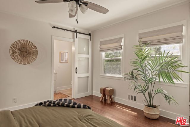 571 N Cahuenga Boulevard, Los Angeles CA: https://media.crmls.org/mediaz/c7dfc3f7-6e1e-4034-9be6-8babfa452634.jpg