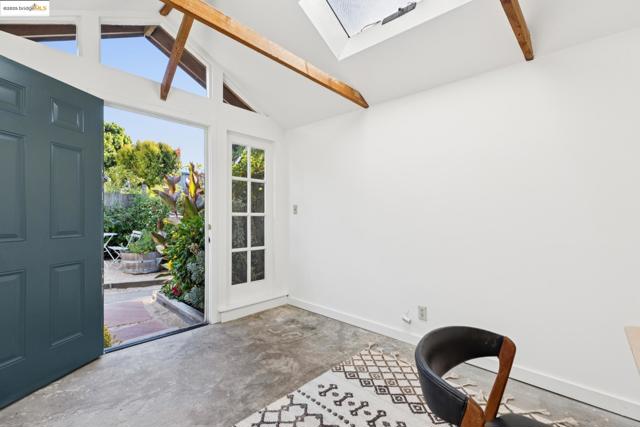 1532 Walnut St, Berkeley CA: https://media.crmls.org/mediaz/c7e04da0-d1e9-4dc1-8dc7-62d5472614ee.jpg