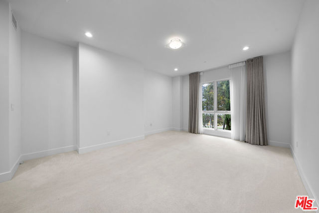 1318 Roxbury Drive, Los Angeles CA: https://media.crmls.org/mediaz/c7e0649b-5d67-4e8a-812c-fed79f318650.jpg