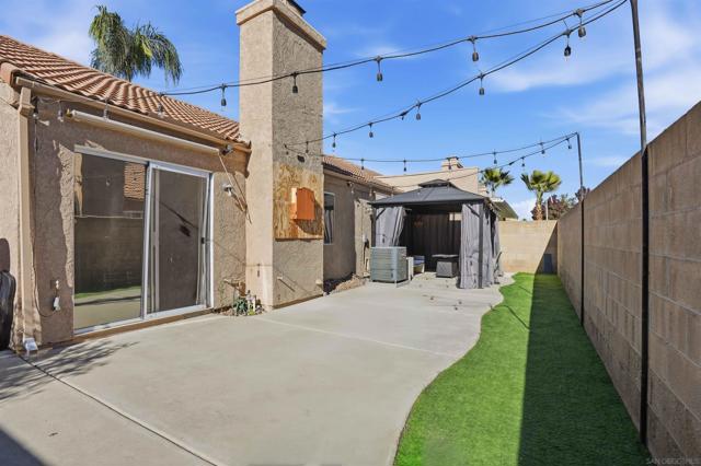 998 Hillcrest St, Hemet CA: https://media.crmls.org/mediaz/c7e16a80-782d-42c1-838b-93ba795b0c8a.jpg