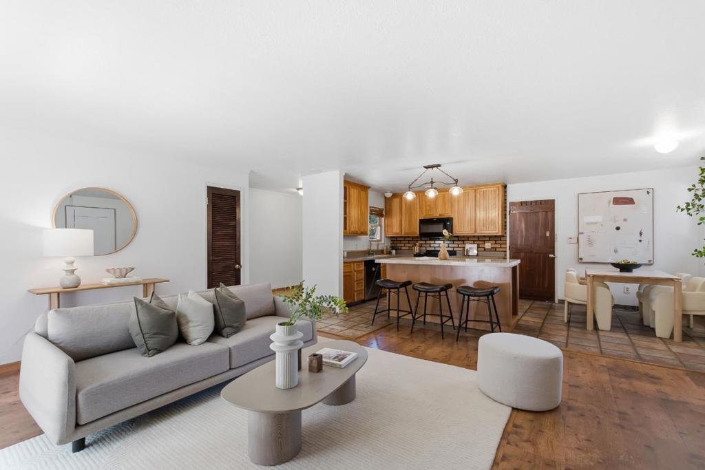 https://media.crmls.org/mediaz/c7e172f5-9469-4cdd-8a7a-8eb55a7ae243.jpg?preset=X-Large
