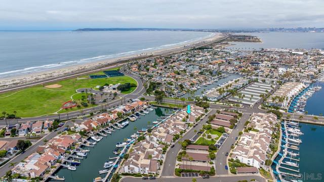 94 Kingston Ct W, Coronado CA: https://media.crmls.org/mediaz/c7e1bdbe-97b0-4b0c-9212-2fc80546c374.jpg