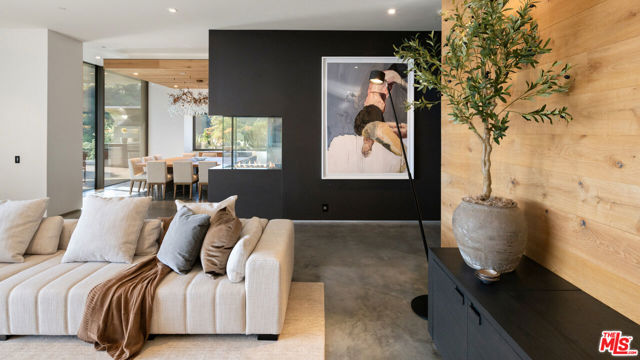 2341 Gloaming Way, Beverly Hills CA: https://media.crmls.org/mediaz/c7e24bce-615a-467d-8e1d-0e9cdeef8f75.jpg