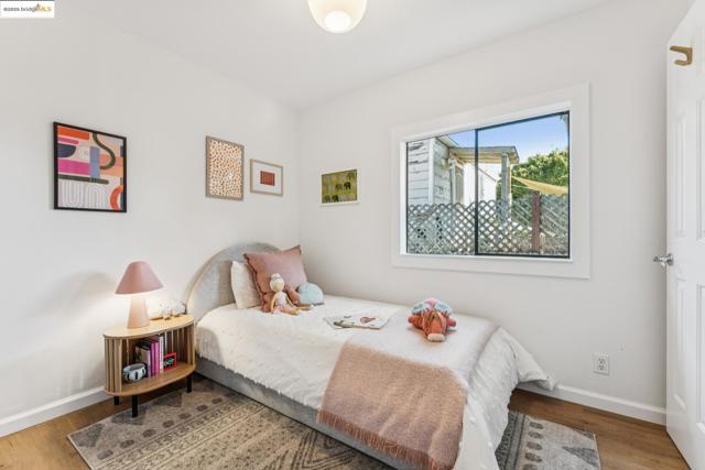 350 Henry St, Oakland CA: https://media.crmls.org/mediaz/c7e2c99b-1b3a-4cd7-a2cd-0eb435e0a7a9.jpg
