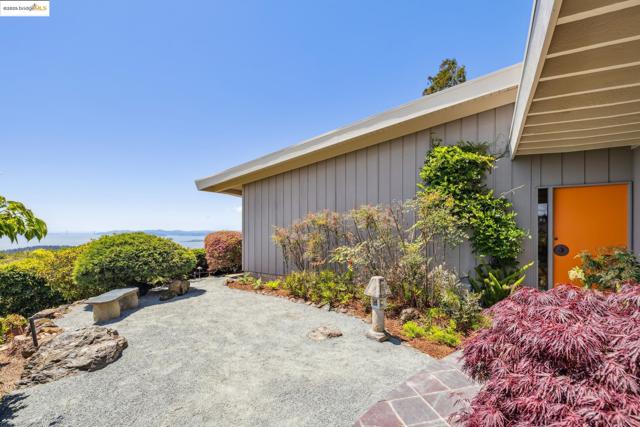 1 Garden Dr, Kensington CA: https://media.crmls.org/mediaz/c7e41a7b-4f2e-4908-b8e5-3f3a177b13b9.jpg