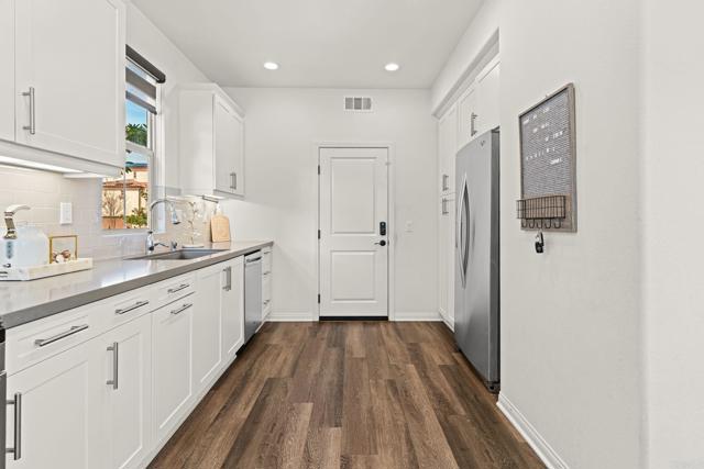 Detail Gallery Image 7 of 44 For 16094 Veridian Cir, San Diego,  CA 92127 - 3 Beds | 2/1 Baths