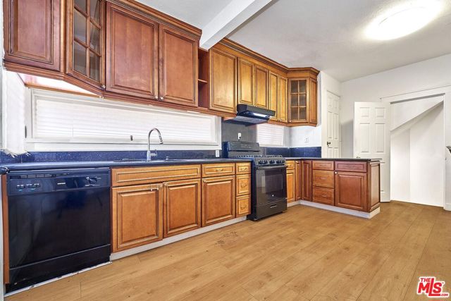 1612 Arlington Avenue, Los Angeles CA: https://media.crmls.org/mediaz/c7e4ba63-4dd1-4b2e-96d4-8dffee6eae76.jpg