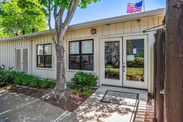 198 Schooner Ct, Richmond CA: https://media.crmls.org/mediaz/c7e4d350-2c57-465d-a19f-508f8aad5008.jpg