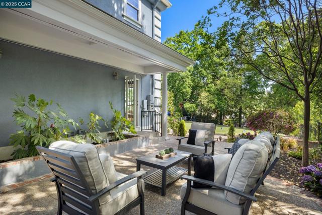2398 Ironwood Pl, Alamo CA: https://media.crmls.org/mediaz/c7e560f6-0129-4b61-a1fe-b0aa5e98cc97.jpg