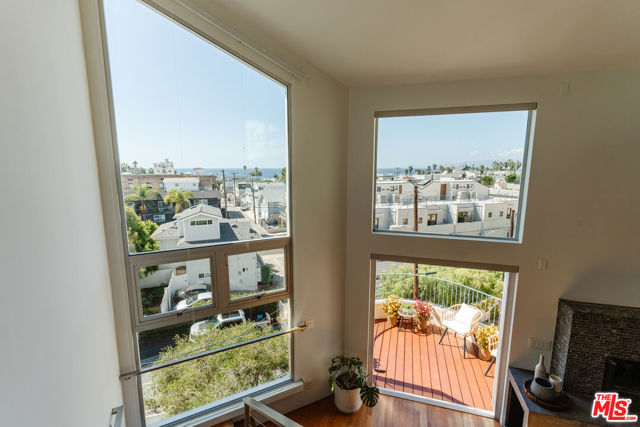 255 Main Street, Venice CA: https://media.crmls.org/mediaz/c7e6b83c-2f7c-432f-b6e3-49c84834d66c.jpg