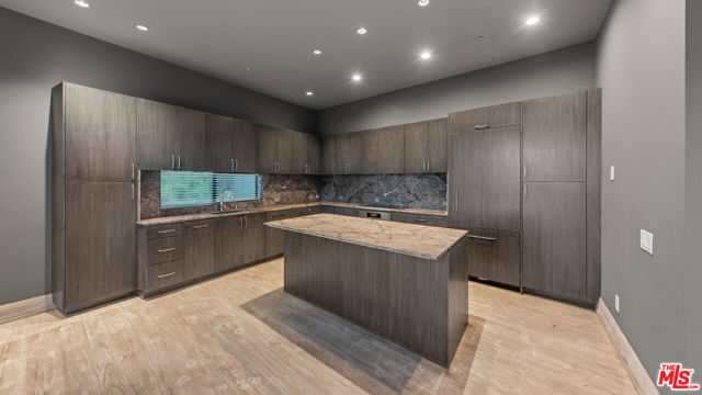 1600 Viewmont Drive, Los Angeles CA: https://media.crmls.org/mediaz/c7e6c400-fc56-4ec9-a083-6a52247e7c17.jpg
