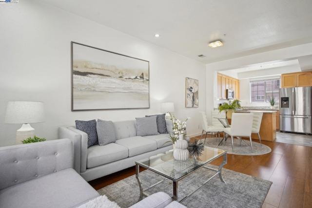 385 Montecito Way, Milpitas CA: https://media.crmls.org/mediaz/c7e6f9cf-1449-45fd-9779-51c2838ce700.jpg